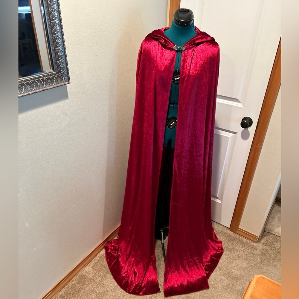 Red cloak - Picture 3 of 7